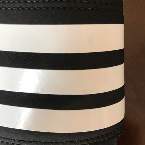 Adidas ADILETTE SLIDES Size 5 - Picture 5 of 8